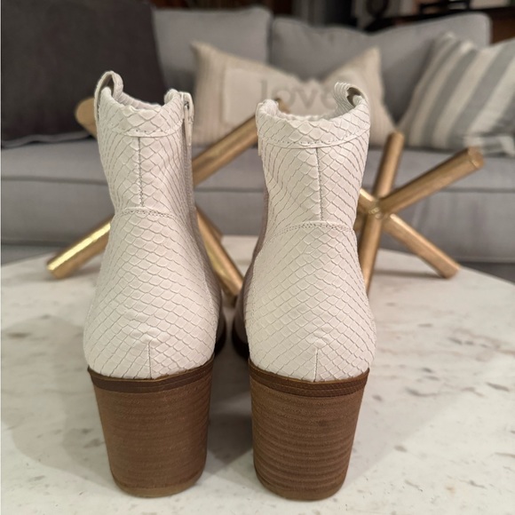 Dirty, laundry, western - Picture 3 of 6